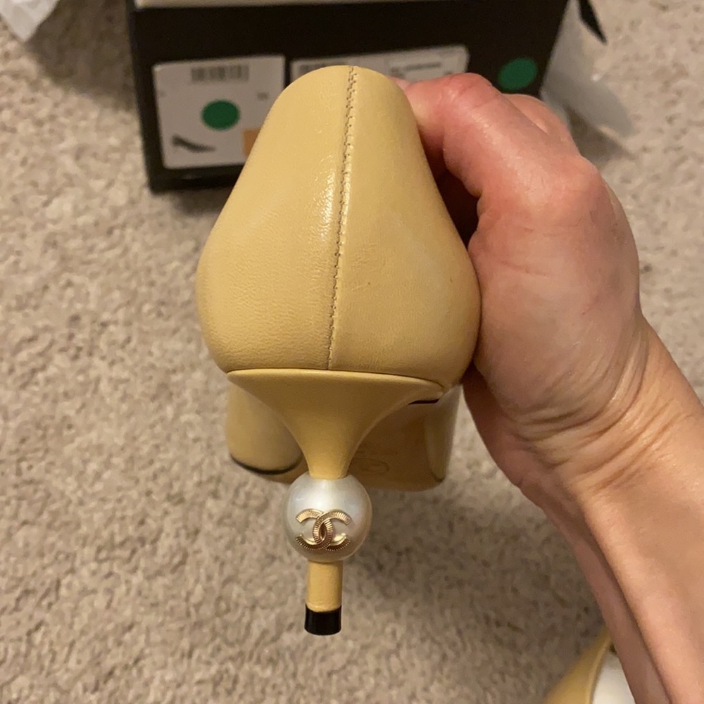 Chanel two tone pearl heel pumps - Picture 6 of 15